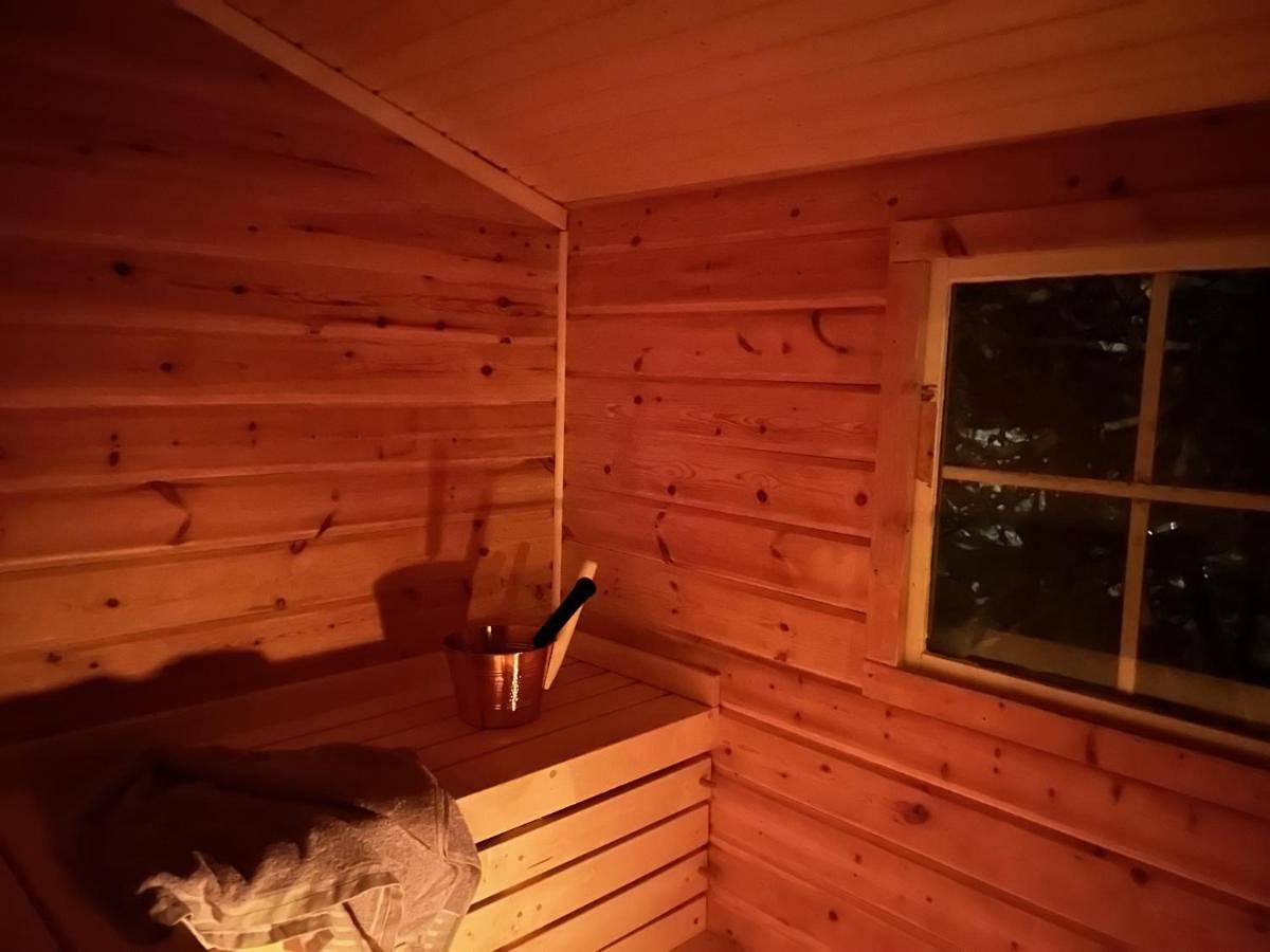 Log Cabin with hot-tub & Sauna, secluded location in Ryd, Kronoberg