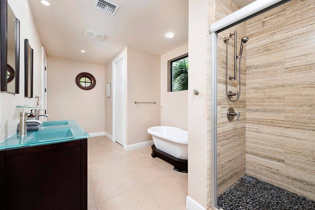 Massive Villa with Gym, Pool, Jacuzzi !! Sleeps 12 in Fort Lauderdale, Broward County