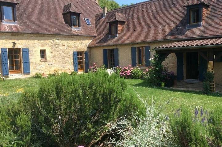 Location de vacances pour 12 personnes, avec jardin à Sergeac