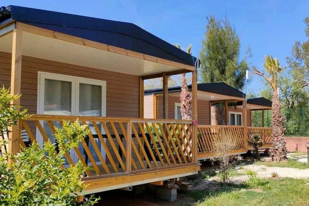 Camping 4 étoiles - Parc aquatique - efaihg in La Bergerie, Hyeres