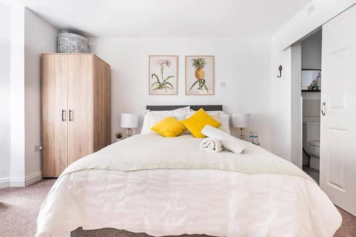 Bed and breakfast for 2 people, with Terrace and Garden in Coventry