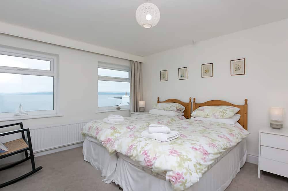 Gosteg great sea views, dog friendly, restaurants and centre metres away. Aonb in Moelfre, Isle of Anglesey