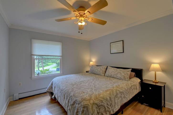 Vacation rental for 18 people, with yard and hot tub, with pets in Pocono Mountains