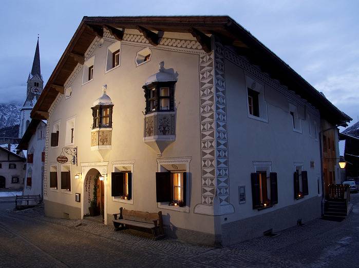 Hotel Garni Engiadina - Boutique Hotel - grosses Arven-Doppelzimmer mit Dusche und/oder Bad/Wc, Large in Scuol, Unterengadin