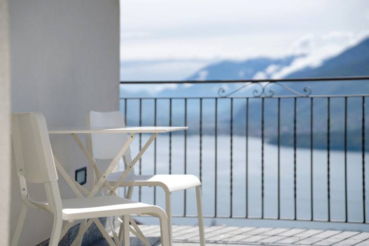 Holiday home 'Il Nido Del Colibrì' with lake view, private terrace, and Wi-Fi in Kommunen Stazzona, Comosjön