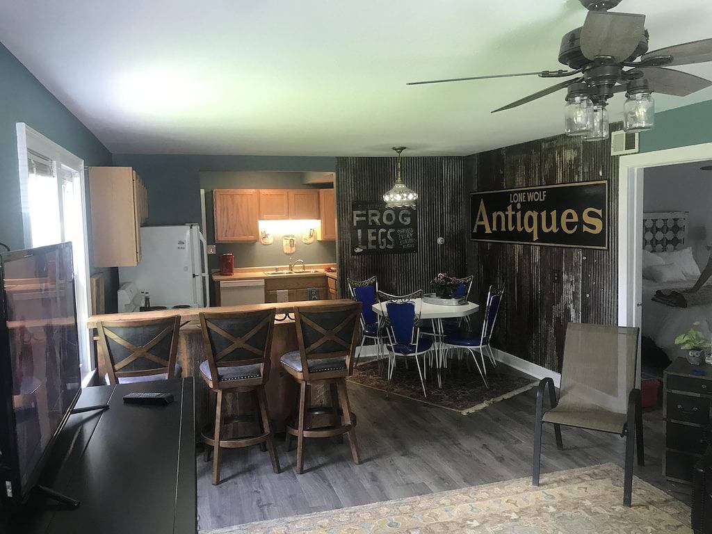 Ganze Wohnung, Pedal Ii -Private 2-Zimmer-Wohnung in der Nähe der Stadt ~ Walk Everywhere! in Lake Geneva (WI), Walworth County