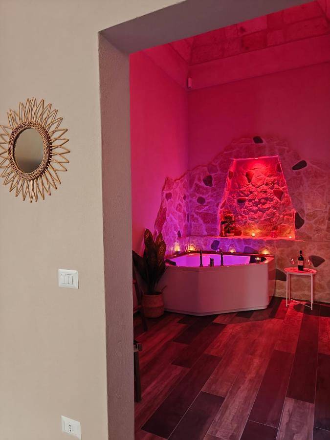 Dom dla 4 osób, z jacuzzi i basen w Brindisi