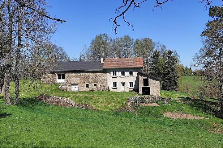 Gîte pour 6 personnes, avec jardin, animaux acceptés à Saint-Jeures