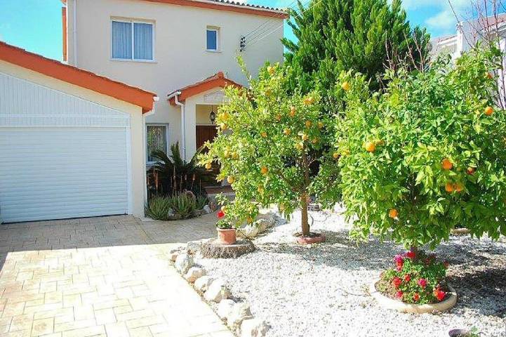 Vacation rental for 6 people, with Balcony and Hot tub as well as Yard in South Cyprus