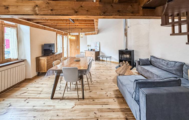 Appartement confortable à Aulos - Parking, lave-linge et centre ville à proximité in Les Cabannes, Ariège