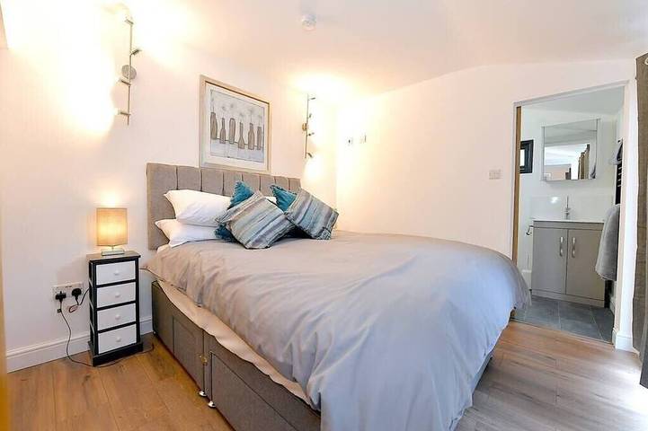 Cheerful 1Bd Cottage with Parking Nr Guildford in Worplesdon, Guildford