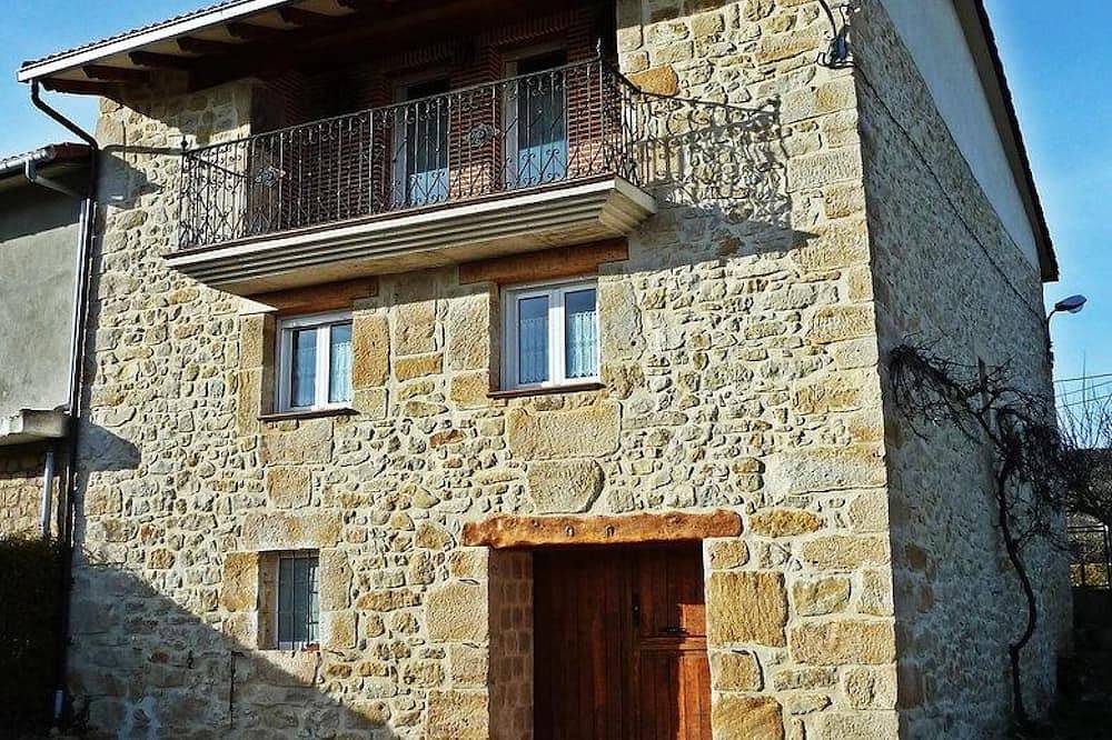 Country House 'El Balcon Del Tobalines' with Mountain View and Private Garden in Valle de Tobalina, Cordillera Cantábrica