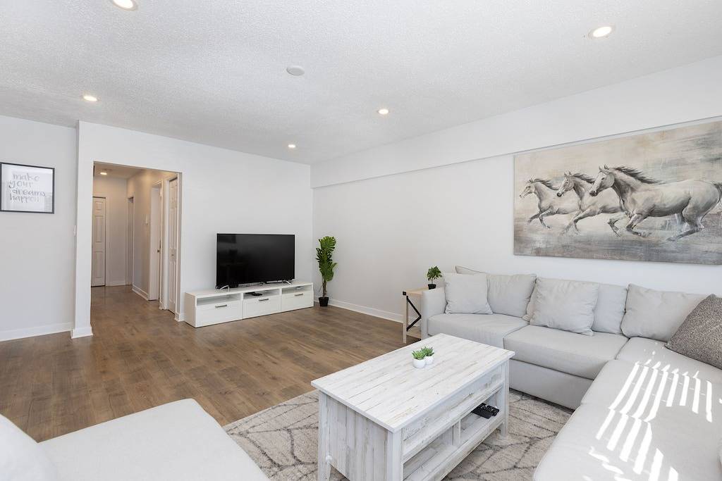 Centrally located 3 bedroom 2 bathroom close to stores, restaurants and downtown in Vancouver, British-Columbia