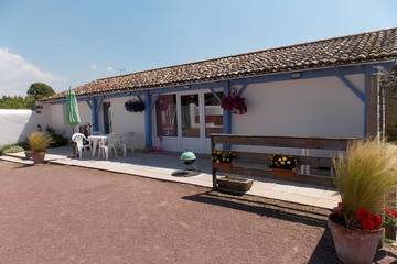 Location de vacances pour 4 personnes, avec jardin ainsi que terrasse et piscine à Sallertaine