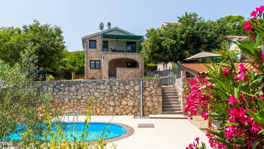 Villa pour 5 personnes, avec terrasse et jardin à Vrbnik