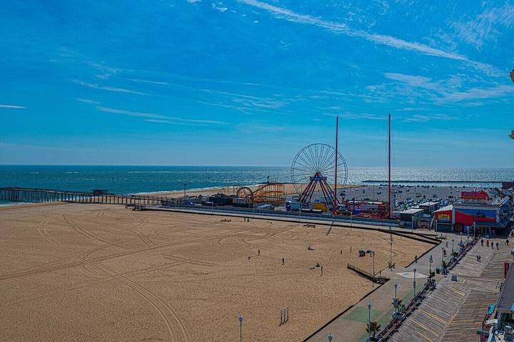 Vacation rental for 9 people, with pool and balcony as well as sauna in Worcester County