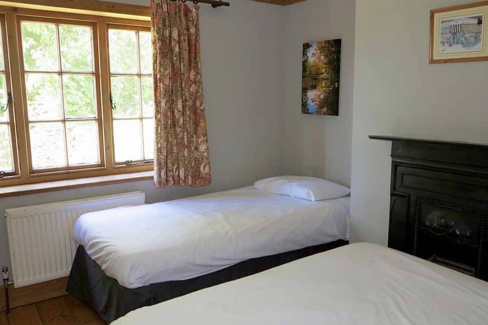 Large Arts & Crafts Cottage with 7 bedrooms  in Lymington near the coast in Lymington, Hampshire