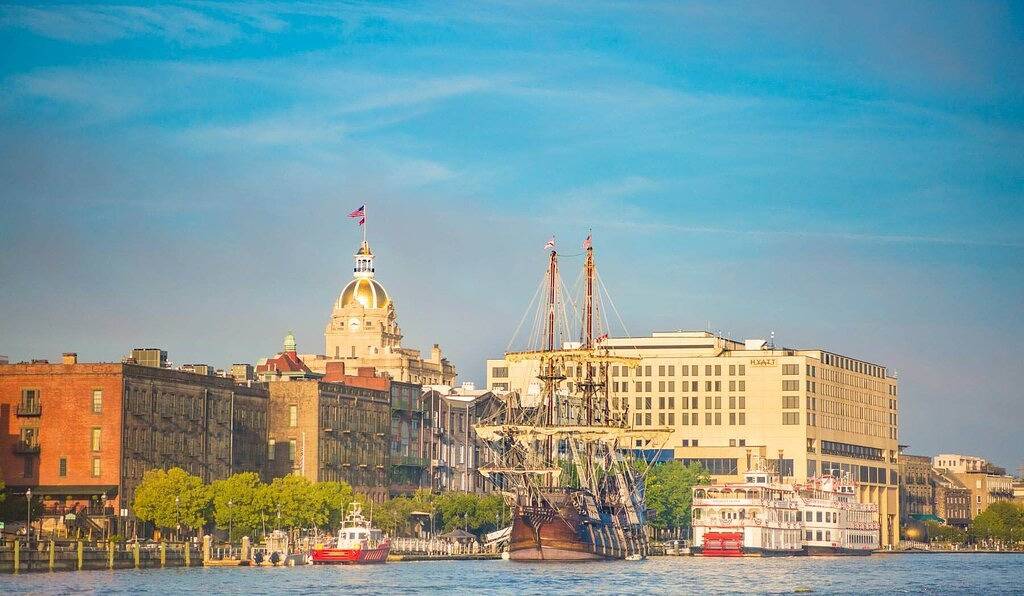 Ganze Wohnung, Aufenthalt bei Lucky Savannah: 1 Schlafzimmer mit Mittagessen von Frau Wilkes Restaurant in Savannah, Chatham County