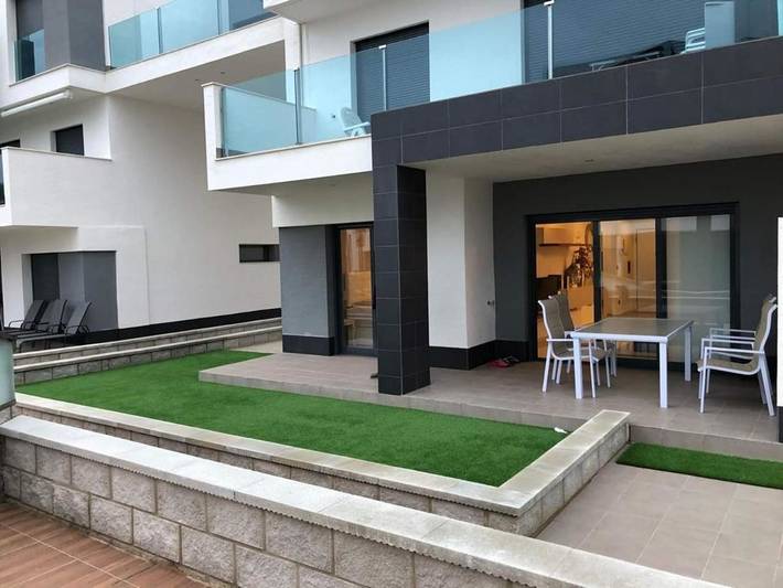 Location de vacances pour 4 personnes, avec jardin et piscine ainsi que bassin pour enfant et vue à Guardamar del Segura