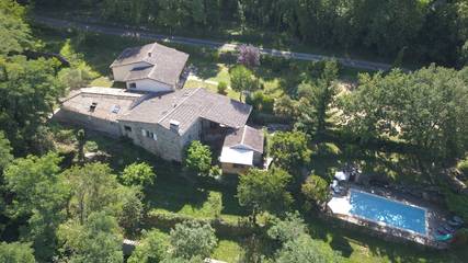 Cottage pour 2 personnes, avec jardin et piscine, animaux acceptés à Vinezac