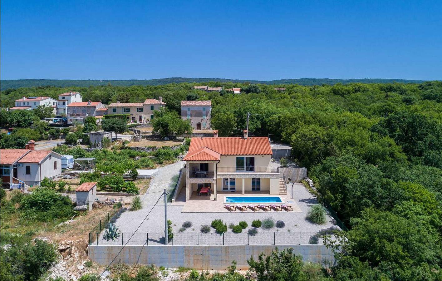 Charmant appartement de 2 chambres avec piscine, terrasse et situé près du littoral in Raša, Côte Est de l'Istrie