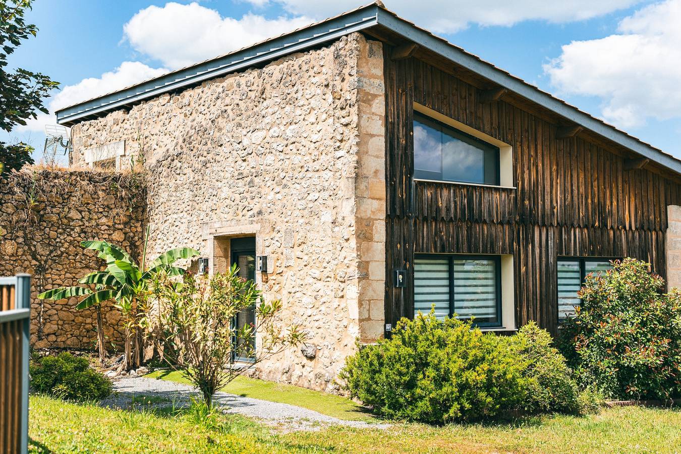 Casa vacacional 'Gîte Loft' con piscina compartida, terraza común y Wi-Fi in Saint-Caprais-de-Bordeaux, Región de Burdeos