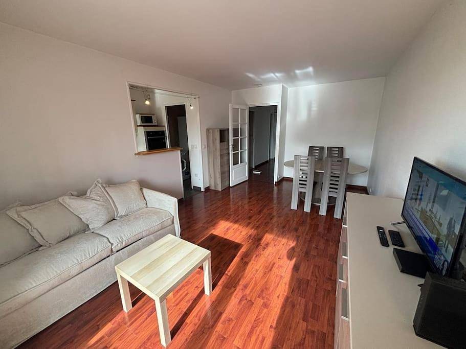 Appartement entier, F3 avec balcon 5 min gare Sqy et Parking gratuit in Guyancourt, Yvelines