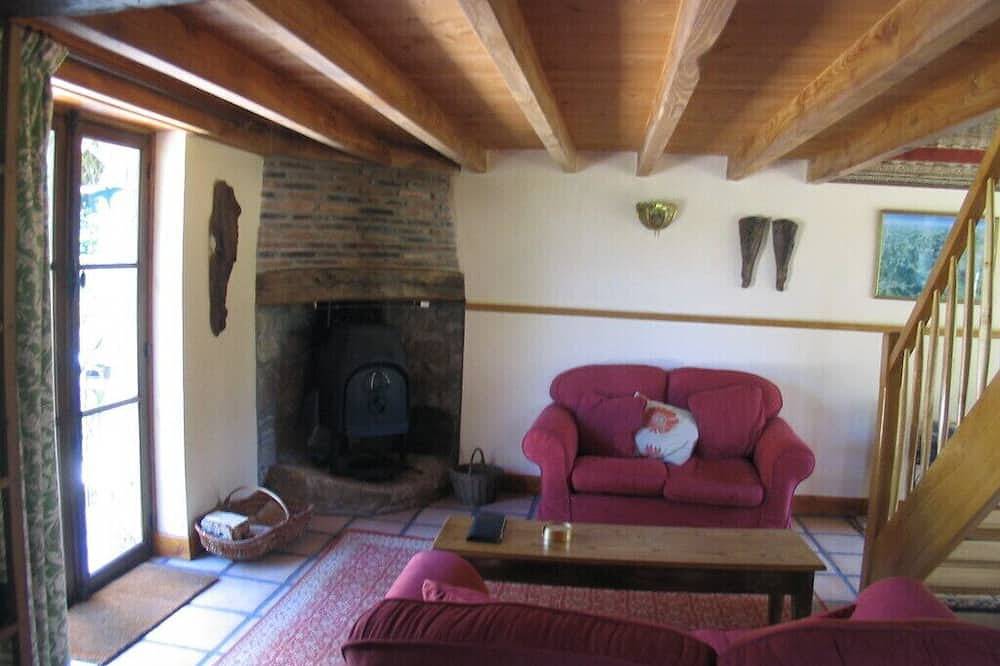 Maison en pierre avec beaucoup de charme restaurée style anglais in Arfeuilles, Région de Vichy