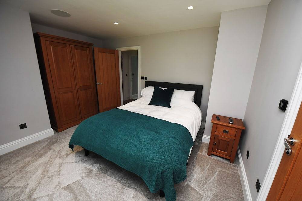 Hilltop Retreat: Panoramic Views, Sunsets, Seclusion, Hot Tub, Fire Pit in North Yorkshire