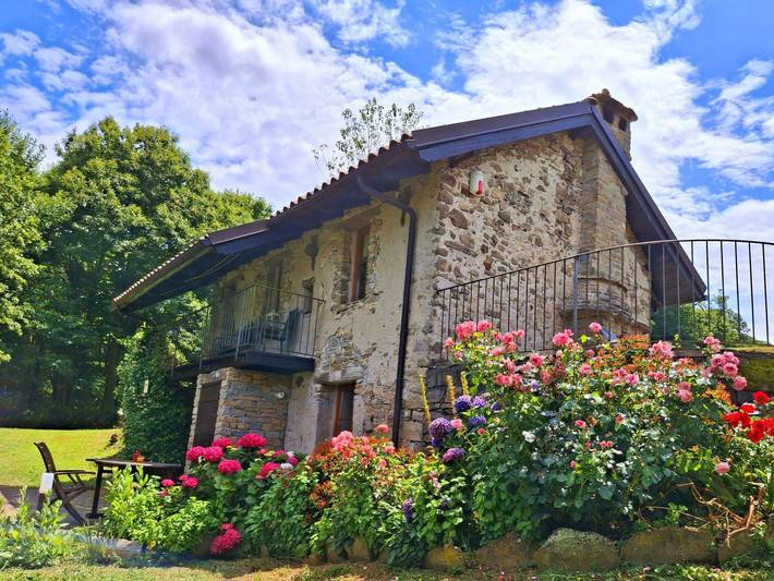 Agriturismo per 3 persone, con Balcone e Terrazza nonché Giardino e Panorama in Langhe