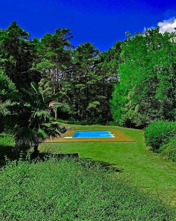 Gîte pour 11 personnes, avec vue ainsi que jardin et piscine à Barbaste