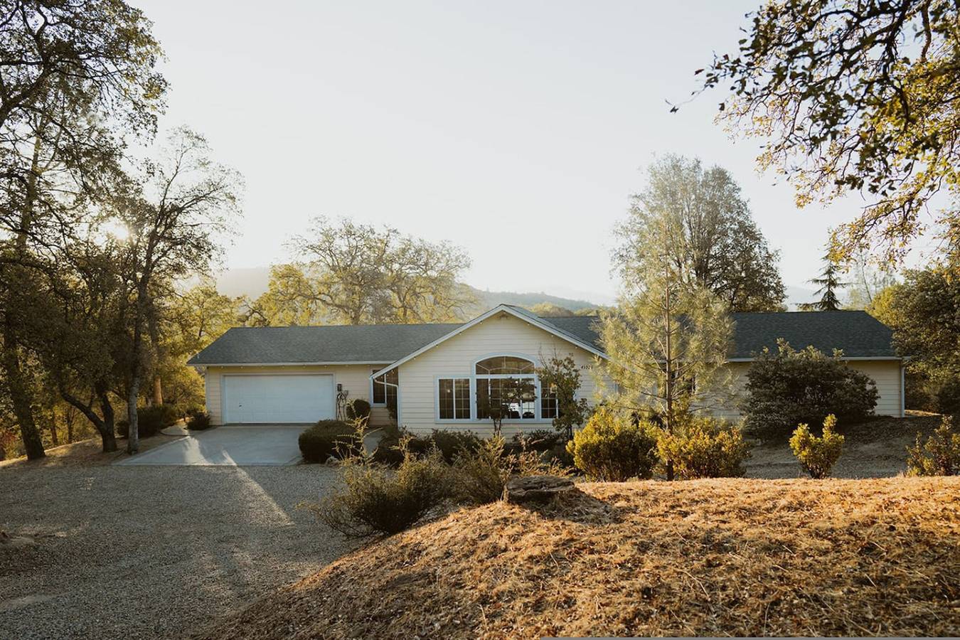 Glamour Mountain Getaway by Casa Oso with Hot Tub in Madera County