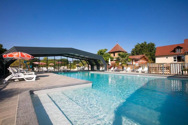 Camping pour 2 personnes, avec Terrasse et Jacuzzi ainsi que Jardin et Bassin pour enfant à Rocamadour