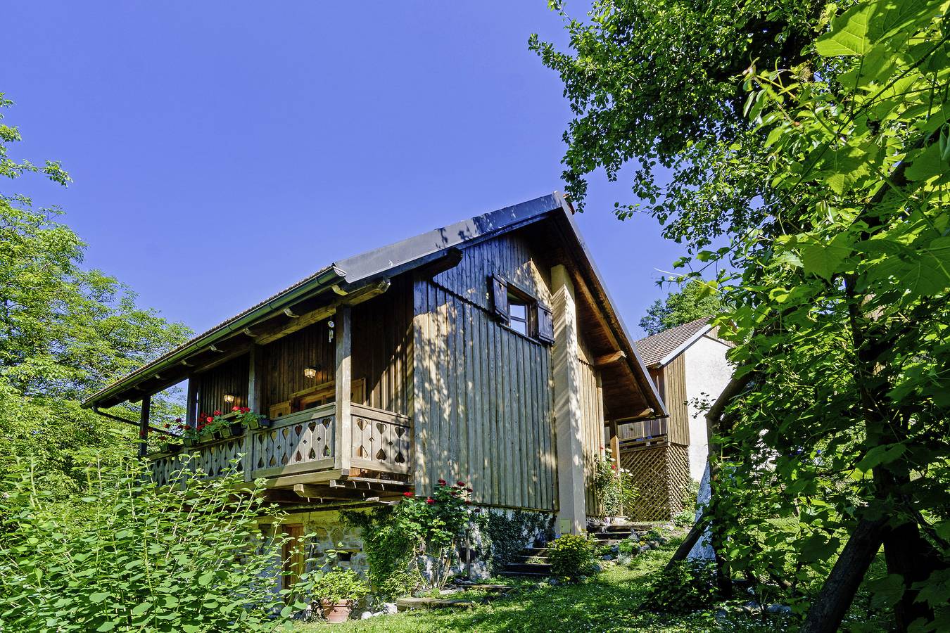 Charming holiday home with 2 bedrooms in an idyllic location, garden with barbecue pavilion, only 20 m from the beach on the river Kupa in Delnice, Primorje-Gorski Kotar