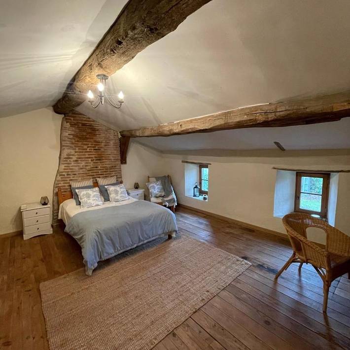 Location de vacances pour 10 personnes, avec Jacuzzi et Terrasse ainsi que Jardin et Piscine à La Chapelle-Saint-Étienne