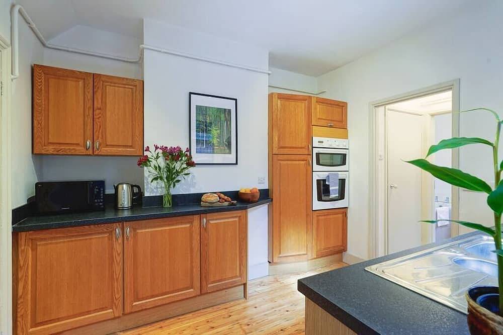 Entire apartment, Escape to Boscobel: Enjoy a Cosy 1 Bed Apartment with Free Parking in Winchester, South Downs