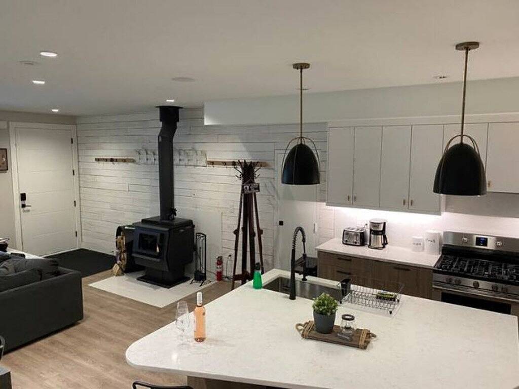 Premium Chalet w/ Hot Tub, Steam Shower, Generator, 6Br 4Ba Ski in Ski out in Fraser Valley Regional District