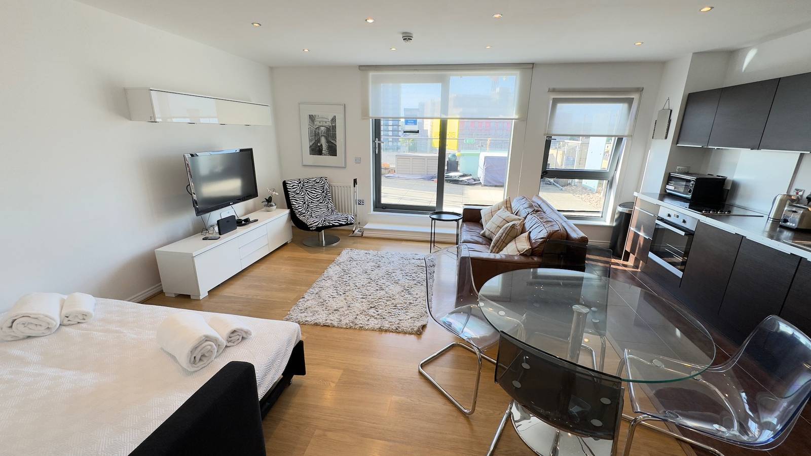 Entire vacation apartment, 2-Bed Apt, Sleeps 7, 5 mins to Camden Market in Camden, London