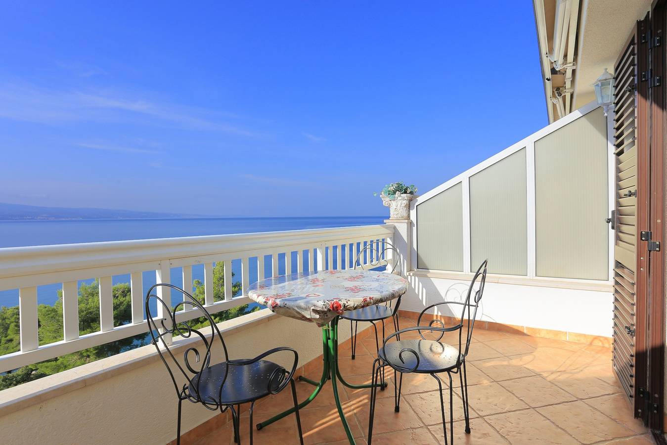 Ganze Wohnung, 1-Zimmer-Ferienwohnung mit Terrasse und Meerblick Balica Rat, Omis -b in Stanici, Omis-Riviera