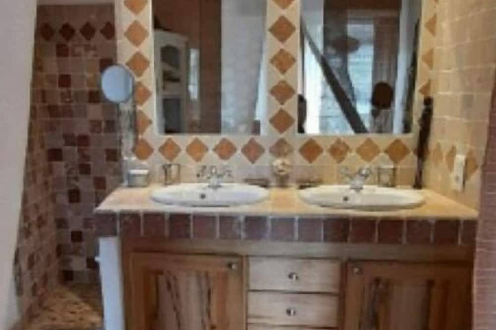 Country house (sleeps 8, 10) in a quiet location, with a superb view of the Luberon. in Roussillon, Parc naturel régional du Luberon