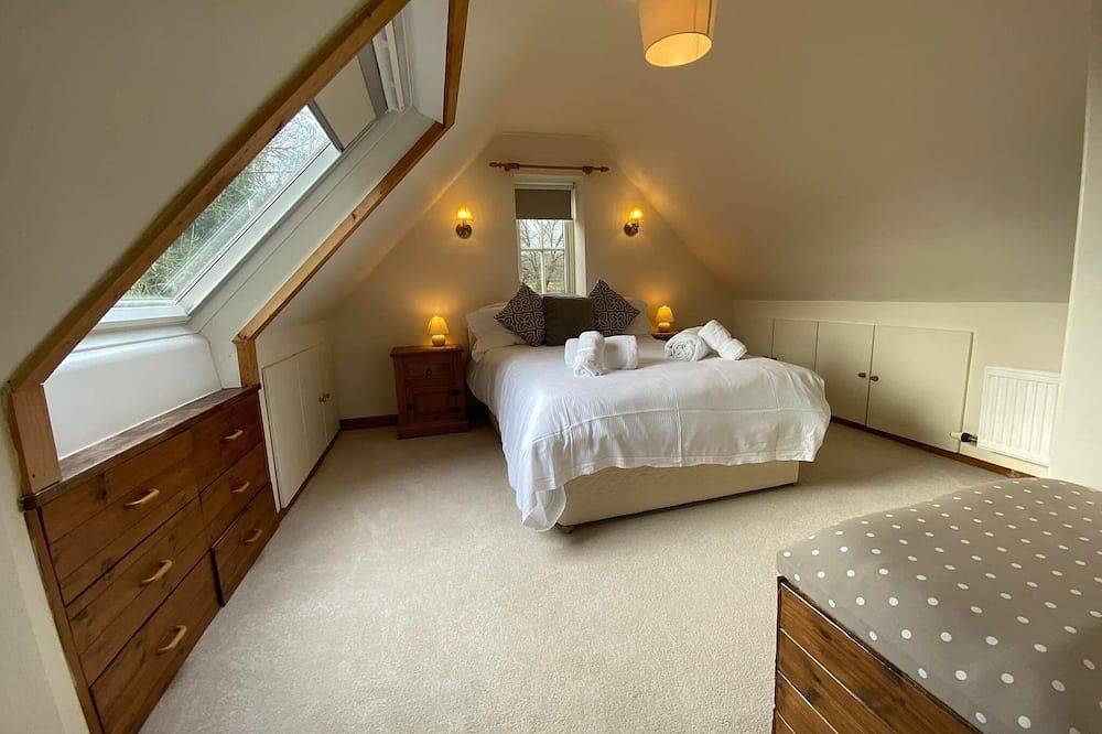 Spacious Family & Group Retreat | Sleeps 10 | Hot Tub & Games Room | Dorset in Dorset