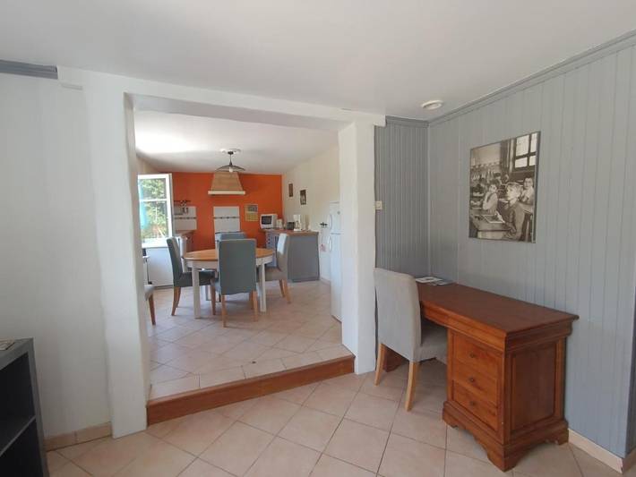 Location de vacances pour 6 personnes, avec jardin ainsi que vue et piscine, animaux acceptés à Saint-Simon-de-Bordes - 3