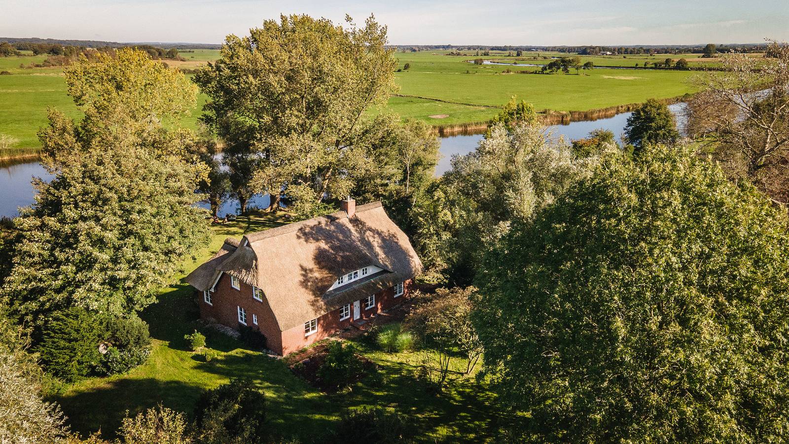 Reetdachhaus direkt am Wasser in Breiholz, Rendsburg-Eckernförde