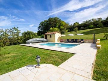 Gîte pour 8 personnes, avec terrasse ainsi que piscine et jardin à Badefols-sur-Dordogne