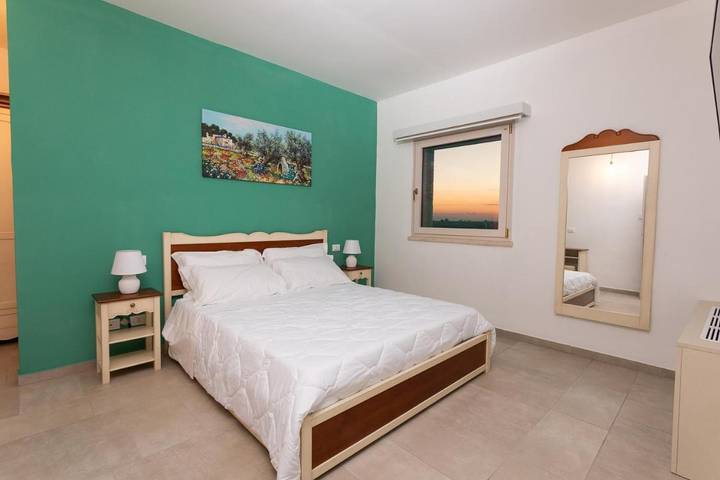 Location de vacances pour 3 personnes, avec vue ainsi que piscine et jardin à Palagiano - 2