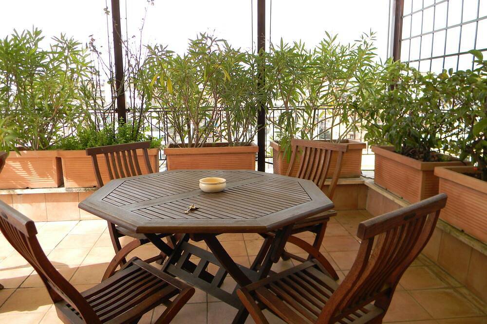 Apartamento entero, Janículo cerca de Trastevere Vaticano estudio agradable bien equipado con una gran terraza in Roma, Provincia de Roma