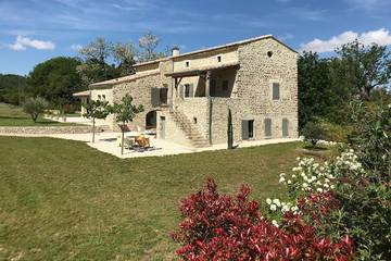 Gîte pour 19 personnes, avec jardin et jacuzzi à Rochebaudin