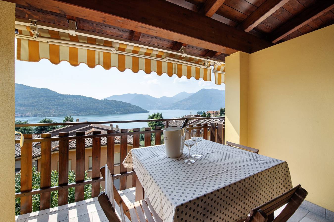 Entire apartment, Holiday apartment ‘Miralago Marone’ with lake view, private balcony and Wi-Fi in Marone, Comune di Marone