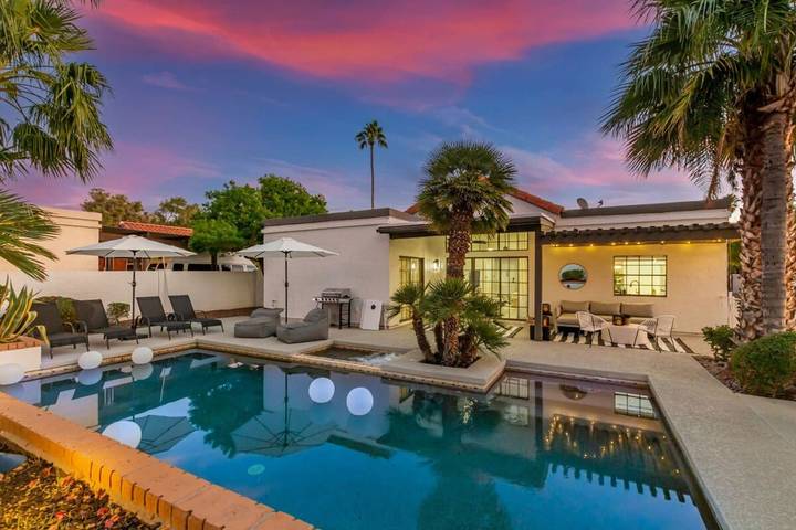 Holiday home for 8 people, with terrace and garden in Phoenix