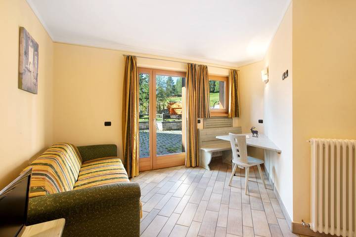 Entire apartment, 'Appartamento 2' with Mountain View, Shared Garden & Wi-Fi in Livigno (Town), Livigno